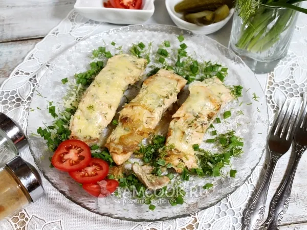 Фото блюда: Горбуша на сковороде в майонезном соусе с сыром