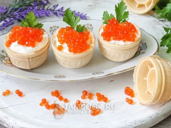 Фото готового блюда: Тарталетки с икрой и творожным сыром