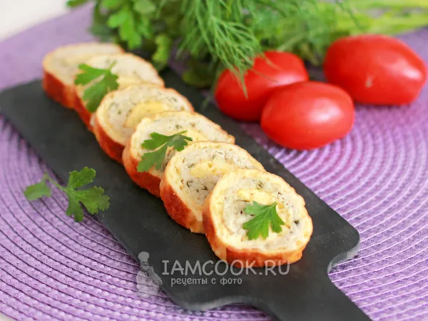 Фото готового блюда: Сырно-яичный рулет с куриным фаршем