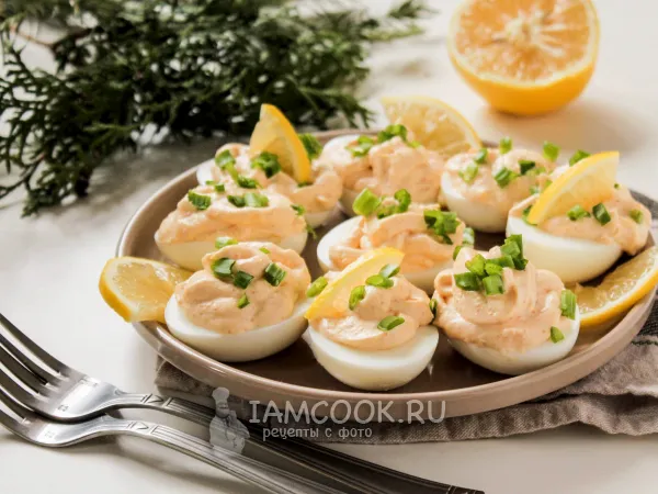 Фото готового блюда: Яйца, фаршированные икрой минтая