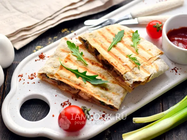 Фото блюда: Жареный лаваш с грибами и копченой курицей