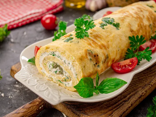 Фото готового блюда: Рулет из кабачков с творожным сыром