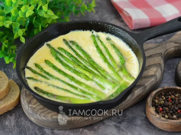 Фото блюда: Омлет со спаржей на сковороде