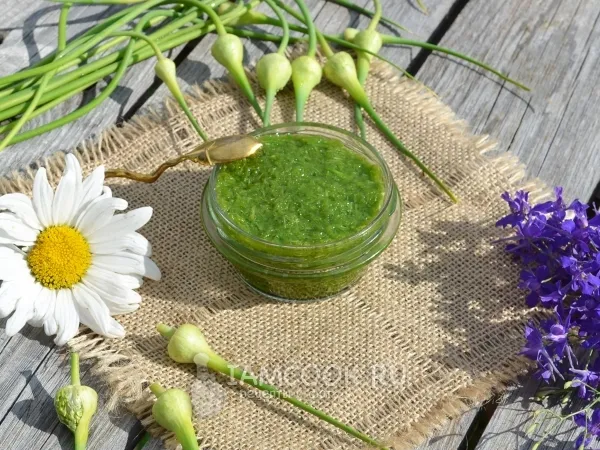 Фото готового блюда: Паста из чесночных стрелок на зиму