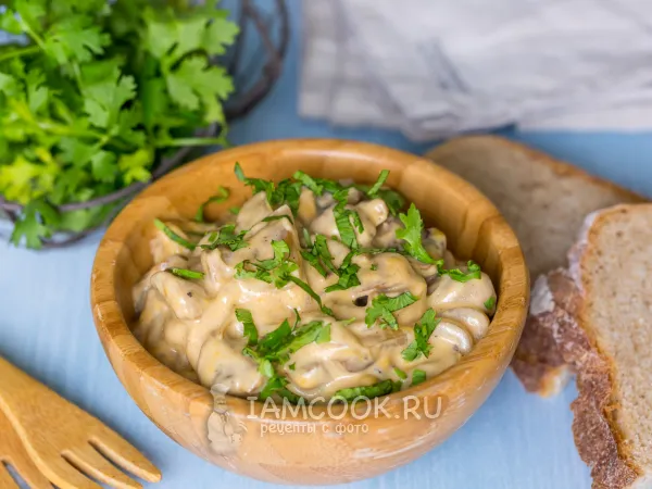 Фото блюда: Шампиньоны с луком и сметаной на сковороде