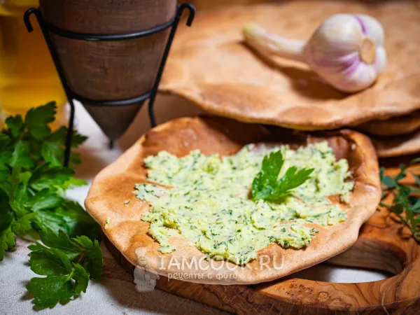 Фото блюда: Тонкая лепёшка с сыром и зеленью