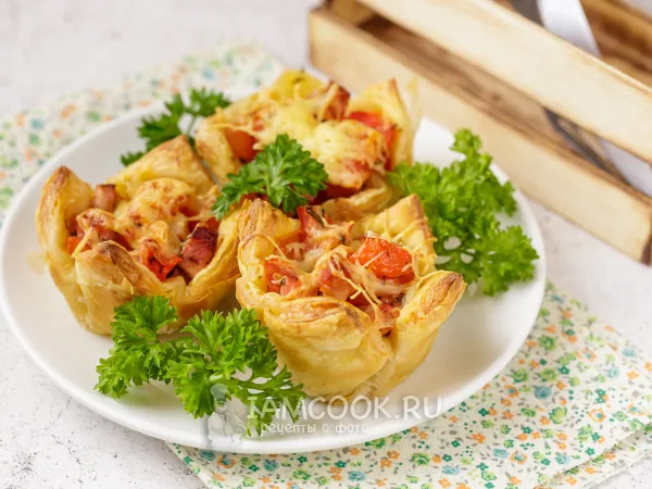 Фото готового блюда: Корзиночки из слоеного теста с начинкой