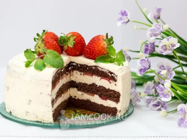 Фото блюда: Бисквитный торт с клубникой и взбитыми сливками