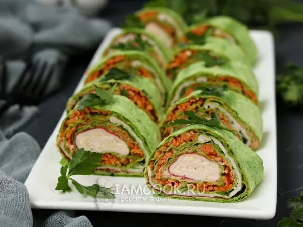 Фото готового блюда: Рулет из шпинатного лаваша с фаршированными крабовыми палочками