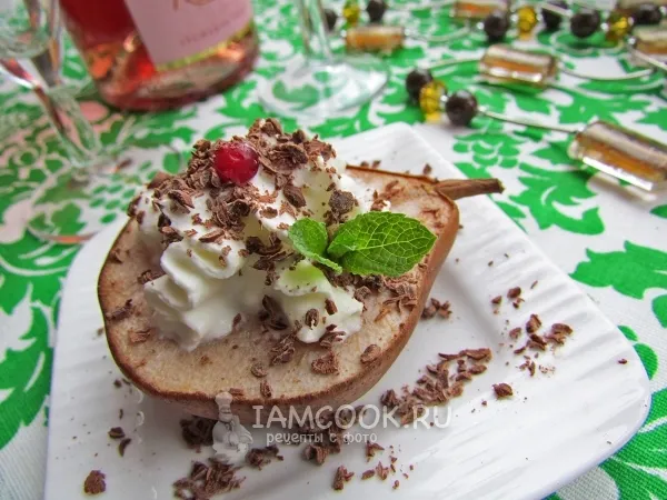 Фото готового блюда: Груши со взбитыми сливками и шоколадом