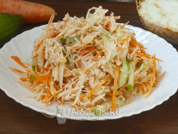 Фото готового блюда: Салат из сельдерея, моркови и огурца с яблоком