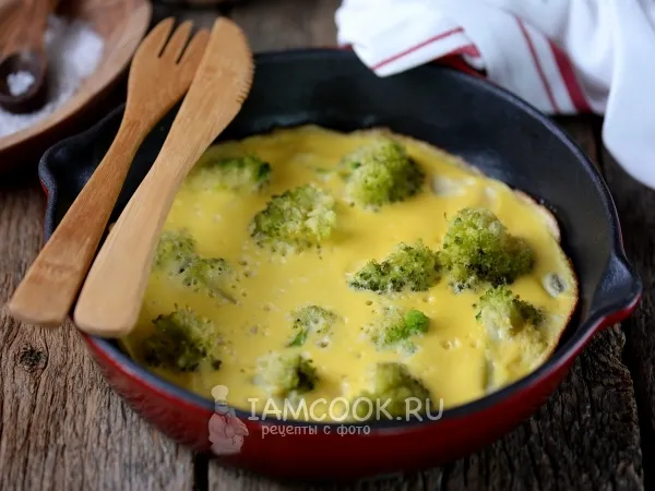 Фото готового блюда: Омлет с брокколи на сковороде