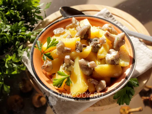 Фото блюда: Картошка с маслятами в духовке