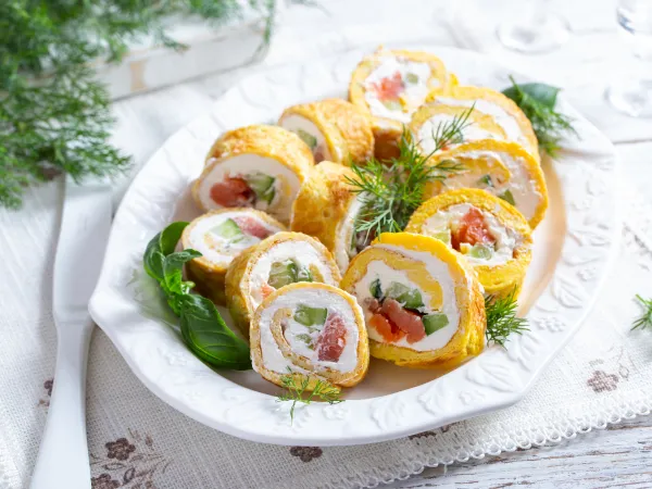 Фото блюда: Яичные блинчики с красной рыбой (рулетики, роллы)