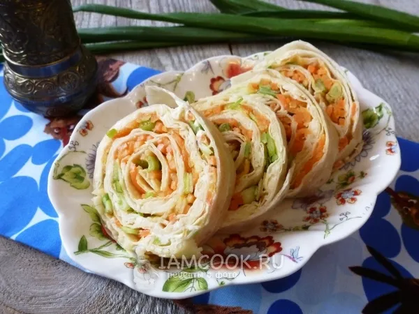 Фото готового блюда: Лаваш с корейской морковкой и сыром