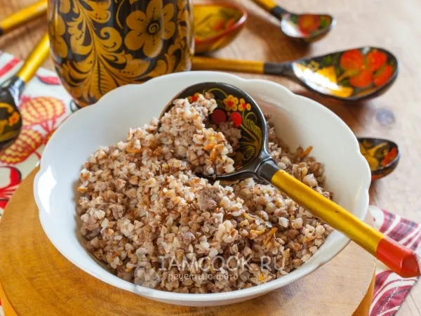 Фото готового блюда: Гречка с фаршем на сковороде