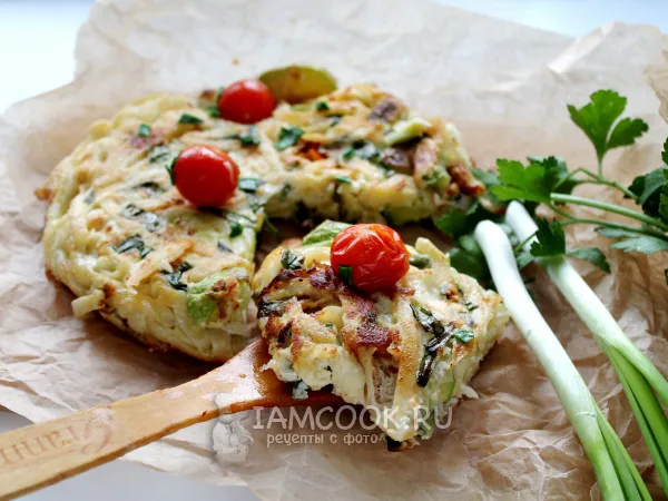 Фото готового блюда: Фриттата с макаронами и овощами на сковороде