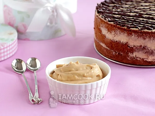Фото готового блюда: Крем из сметаны и сгущенки для торта
