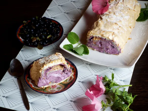 Фото блюда: Меренговый рулет с черникой