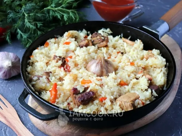 Фото блюда: Рассыпчатый плов с курицей на сковороде