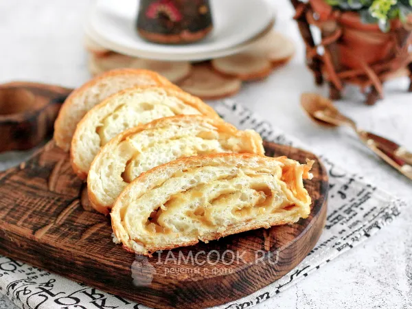 Фото готового блюда: Рулет с луком в духовке