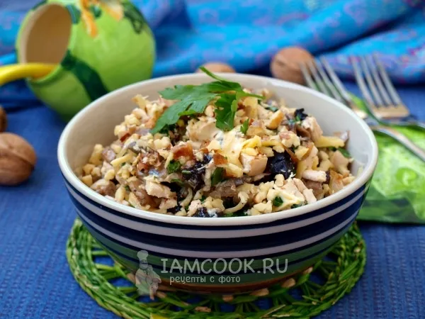 Фото готового блюда: Салат с черносливом и грибами