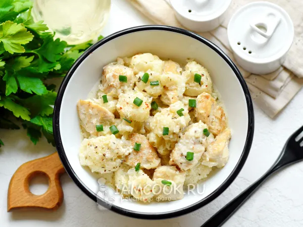 Фото готового блюда: Тушеная цветная капуста с курицей в сметане на сковороде