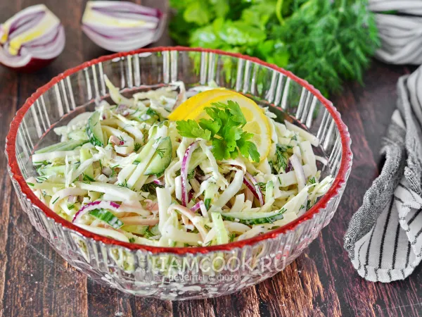 Фото готового блюда: Салат с кальмарами, пекинской капустой и огурцом