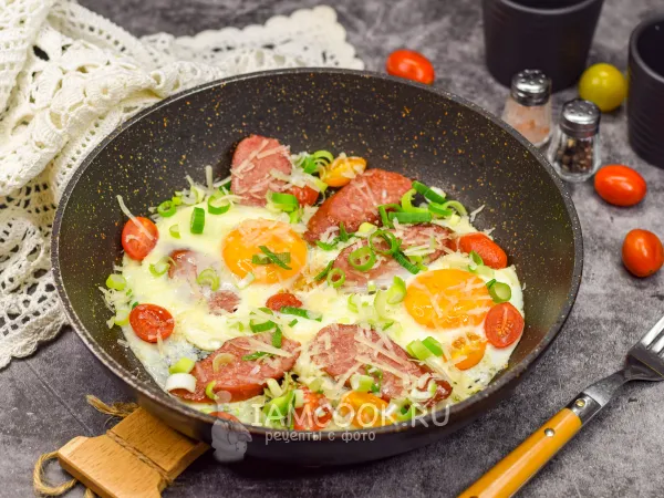 Фото блюда: Яичница с колбасой и сыром на сковороде