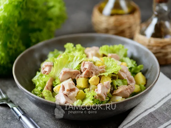 Фото готового блюда: Салат из печени трески с маринованными огурцами