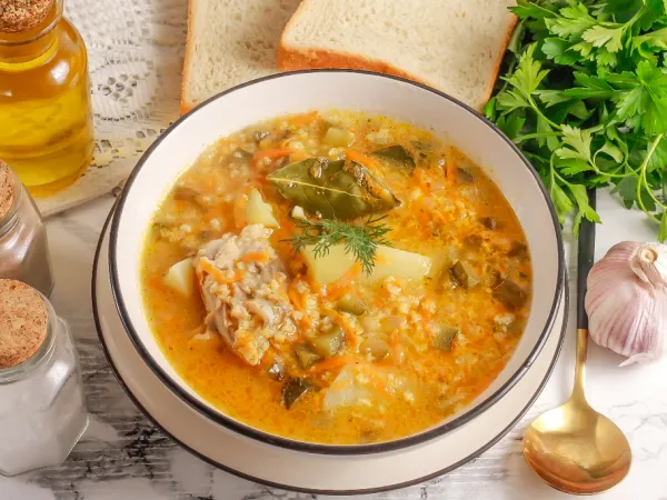 Фото готового блюда: Рассольник с пшеном и солеными огурцами