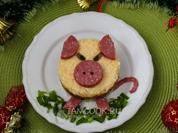 Фото блюда: Слоёный салат «Хрюша» с грибами и сыром