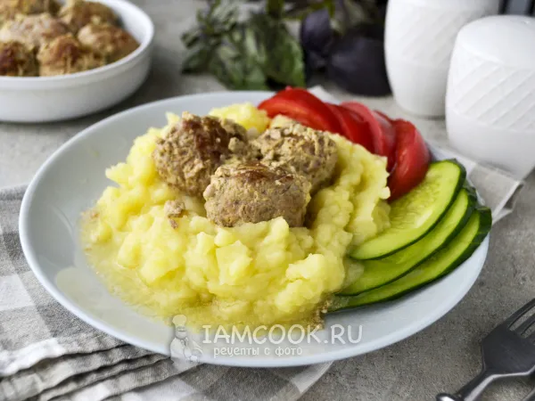 Фото готового блюда: Картофельное пюре с фрикадельками