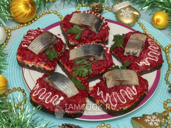 Фото готового блюда: Бутерброды «Селедка под шубой»