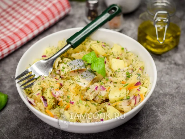 Фото блюда: Салат с селедкой и квашеной капустой