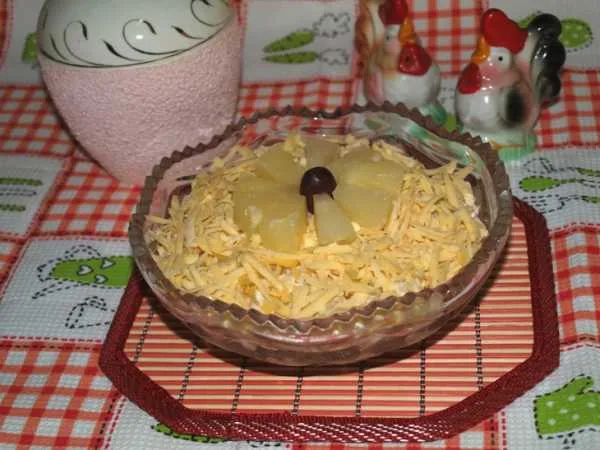Фото блюда: Салат с копчёной курицей и ананасами