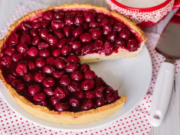 Фото готового блюда: Вишневый тарт с заварным кремом