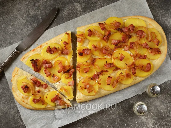 Фото готового блюда: Пирог «Тартифлет» с беконом, луком и картофелем