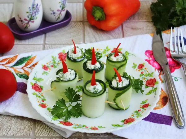 Фото блюда: Рулетики из огурцов с творожным сыром