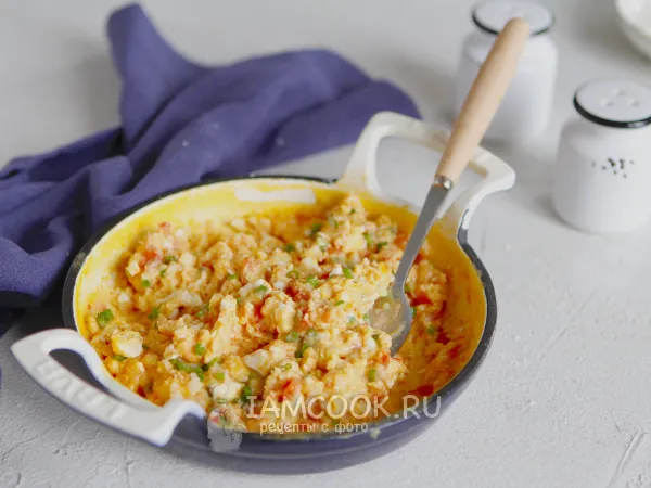 Фото блюда: Скрэмбл с сыром и помидорами