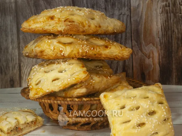 Фото готового блюда: Слойки из слоеного дрожжевого теста с курицей