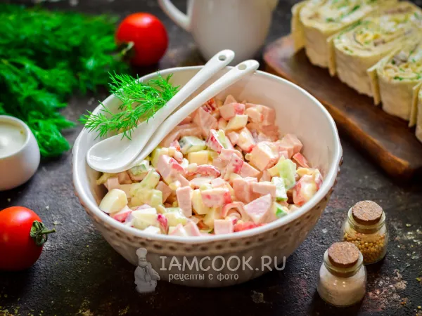 Фото готового блюда: Салат с крабовыми палочками и болгарским перцем и колбасой