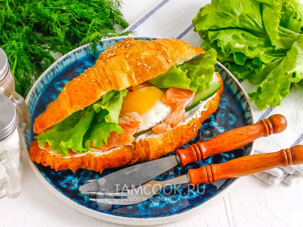 Фото блюда: Бутерброд из круассана с красной рыбой