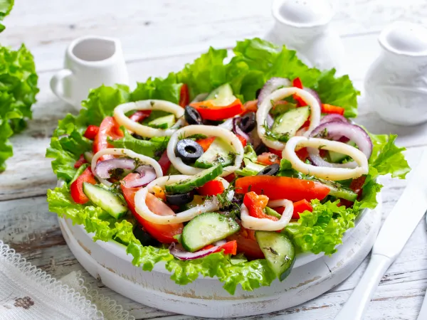 Фото готового блюда: Греческий салат с кальмарами