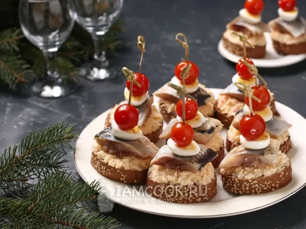 Фото блюда: Канапе с сельдью и перепелиными яйцами