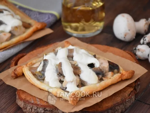 Фото готового блюда: Слойки с курицей и грибами