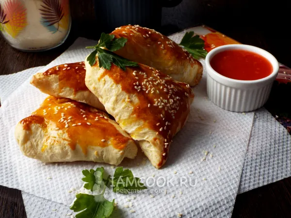 Фото готового блюда: Самса с ветчиной и сыром из слоеного дрожжевого теста в духовке