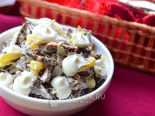 Фото готового блюда: Салат с говядиной и сухариками