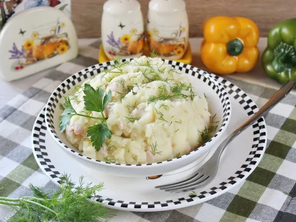 Фото готового блюда: Картофельное пюре с колбасой