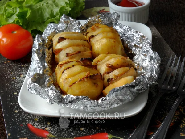 Фото готового блюда: Картошка с копчёной грудинкой в духовке